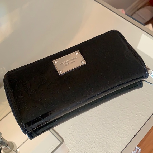 Micheal Kors wallet - Picture 1 of 4